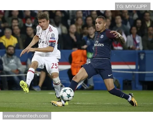 黑白壁纸中的足球明星背影展现运动之美与激情的瞬间